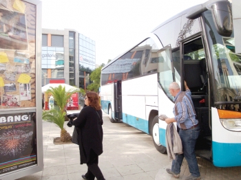 Με "γαλάζια πούλμαν" και οδηγό τον Γ. Μανώλη, εργατοπατέρες ψαρεύουν αριστερά για Δράκο