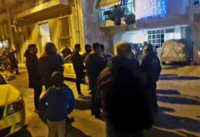 Κολωνός: Διασωληνωμένος ο 5χρονος που ανασύρθηκε χωρίς τις αισθήσεις του από φλεγόμενο διαμέρισμα (βίντεο)