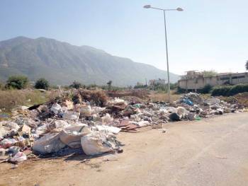 Μπάζα και σκουπίδια στη Βασιλέως Γεωργίου