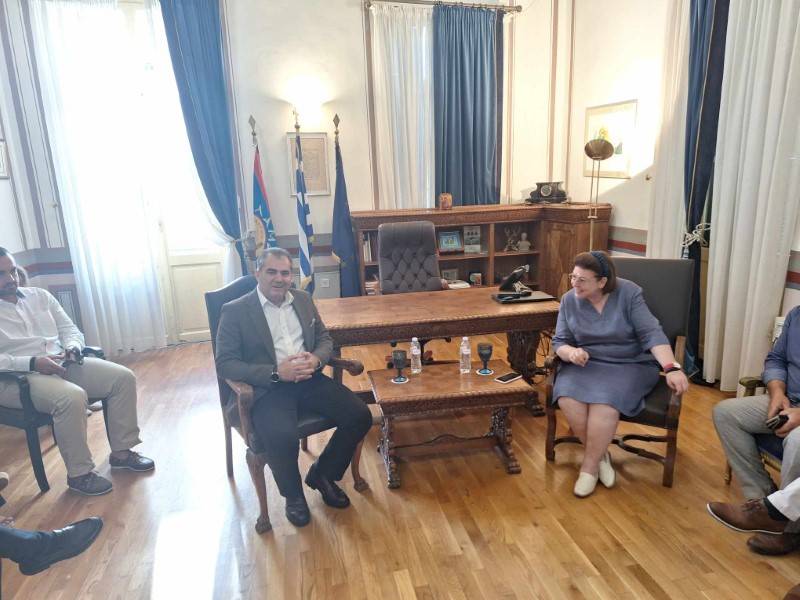 Η Λίνα Μενδώνη στο Ιστορικό δημαρχείο Καλαμάτας: “Θα συνεχιστεί η ανασκαφή στην πλατεία Υπαπαντής” (βίντεο)