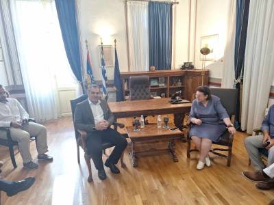 Η Λίνα Μενδώνη στο Ιστορικό δημαρχείο Καλαμάτας: “Θα συνεχιστεί η ανασκαφή στην πλατεία Υπαπαντής” (βίντεο)