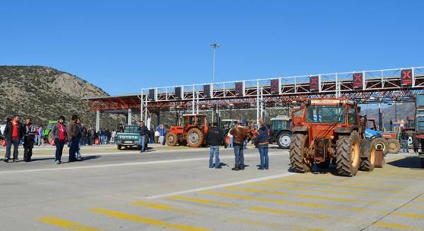 Μπλόκα αγροτών: Έκλεισε επ’ αόριστον ο αυτοκινητόδρομος Τρίπολης - Κορίνθου