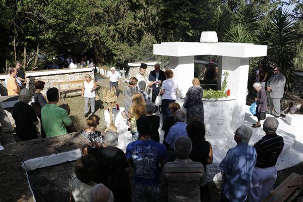 Σε αστυνομικό κλοιό το μνημόσυνο της Πηγάδας: Λίγοι χρυσαυγίτες και ήρεμο κλίμα (βίντεο)