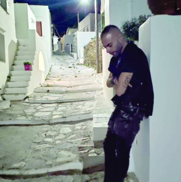 Ο Καλαματιανός Νικόλας Τσιλιβαράκος στην “Ε”: “Το ταξίδι μου στη στιχουργική ξεκίνησε ξαφνικά και απροσδόκητα“