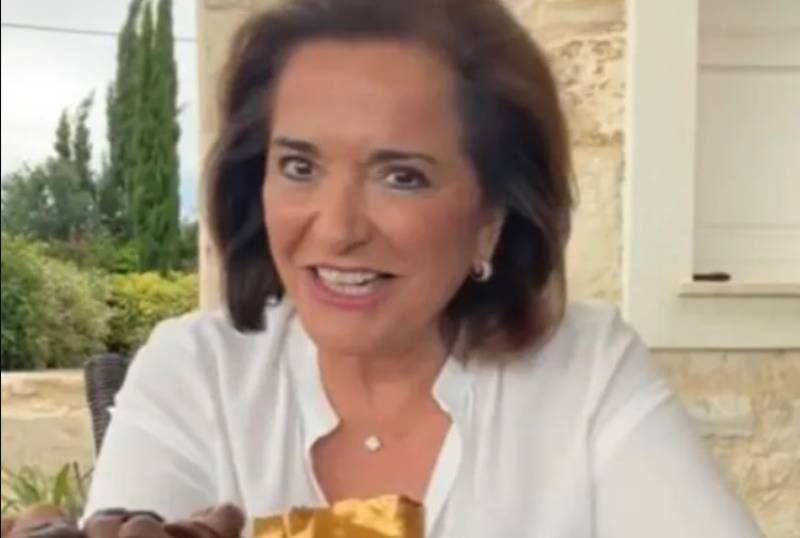 Ντόρα Μπακογιάννη στο TikTok: «Θέλεις ένα σοκολατάκι;» (Βίντεο)
