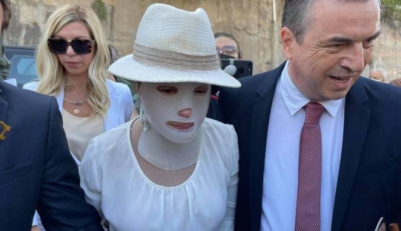 Επίθεση με βιτριόλι: Η Ιωάννα Παλιοσπύρου έφτασε στο δικαστήριο (βίντεο)
