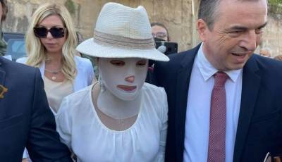 Επίθεση με βιτριόλι: Η Ιωάννα Παλιοσπύρου έφτασε στο δικαστήριο (βίντεο)