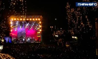 Με εορταστική διάθεση η Αθήνα υποδέχθηκε το νέο έτος (Βίντεο)