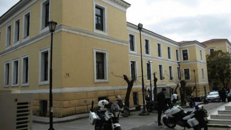 Μέλη του «Ρουβίκωνα» εισέβαλαν στην Ευελπίδων