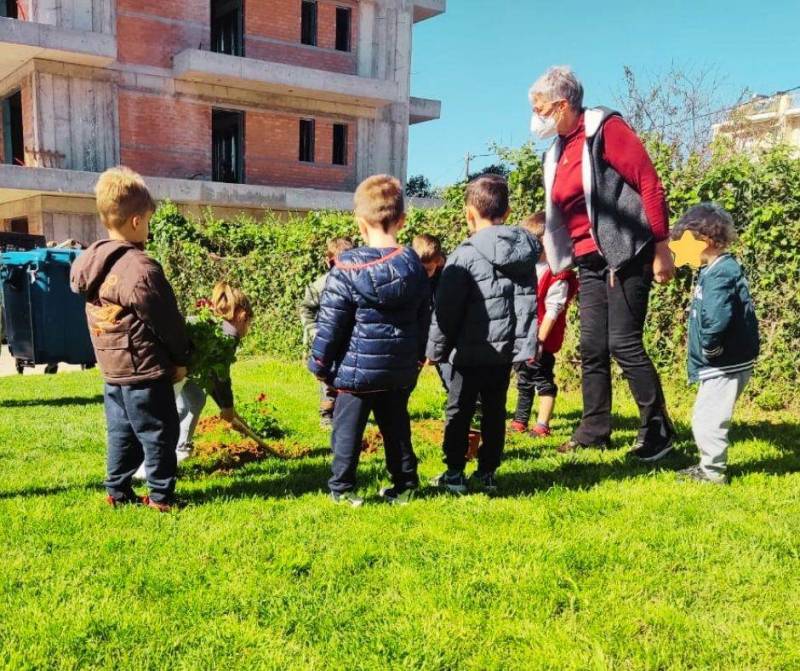 Φύτευσαν λουλούδια στο πάρκο τσέπης στα Γιαννιτσάνικα