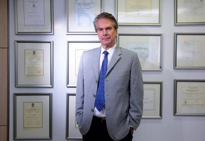 Ο καθηγητής Μαιευτικής - Γυναικολογίας Πέτρος Νικολαΐδης εγκαινιάζει ένα υπερσύγχρονο ιατρικό κέντρο στην Καλαμάτα