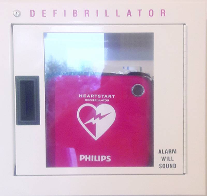 Αυτόματος εξωτερικός απινιδωτής στο Χρυσοχώρι από το Ίδρυμα Καρέλια