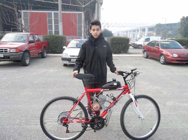 Νίκος Μπαλαχούτης: Μετατρέπει ποδήλατα σε... μηχανάκια (βίντεο)