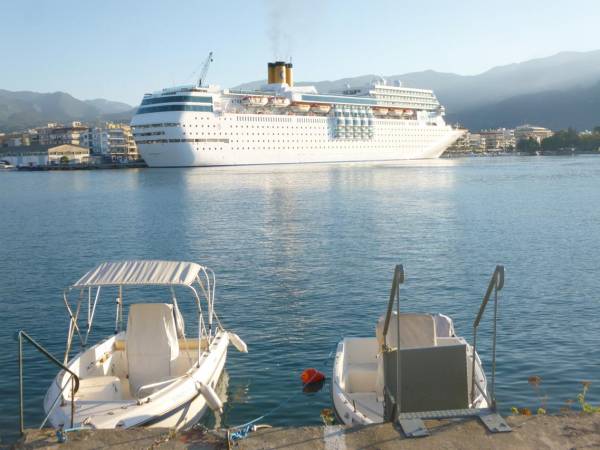 Στην Καλαμάτα με 1.310 επιβάτες το Costa Neoromantica (βίντεο και φωτογραφίες)