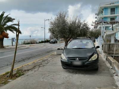 Παρκάρουν στα πεζοδρόμια