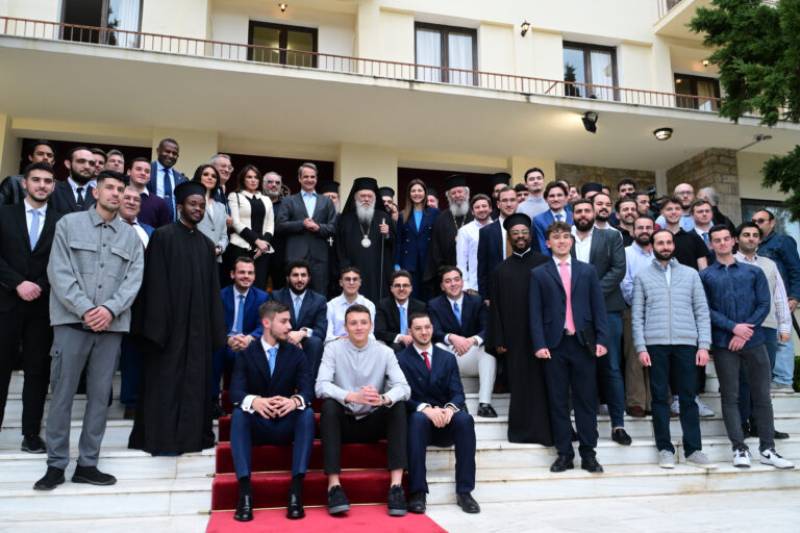 Επίσκεψη Μητσοτάκη και Αρχιεπισκόπου Ιερώνυμου σε Φοιτητικό Οικοτροφείο (βίντεο)