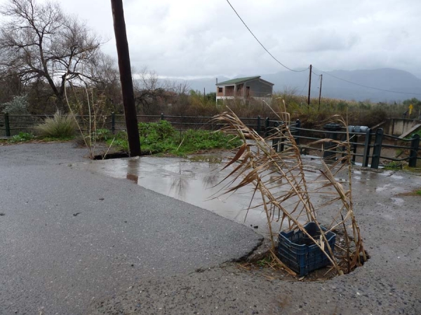 Εγκατάλειψη και ερημιά δίπλα στο φράγμα του Αρι