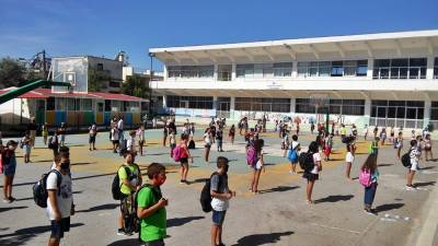 Ο αγιασμός στο 6ο Δημοτικό Καλαμάτας