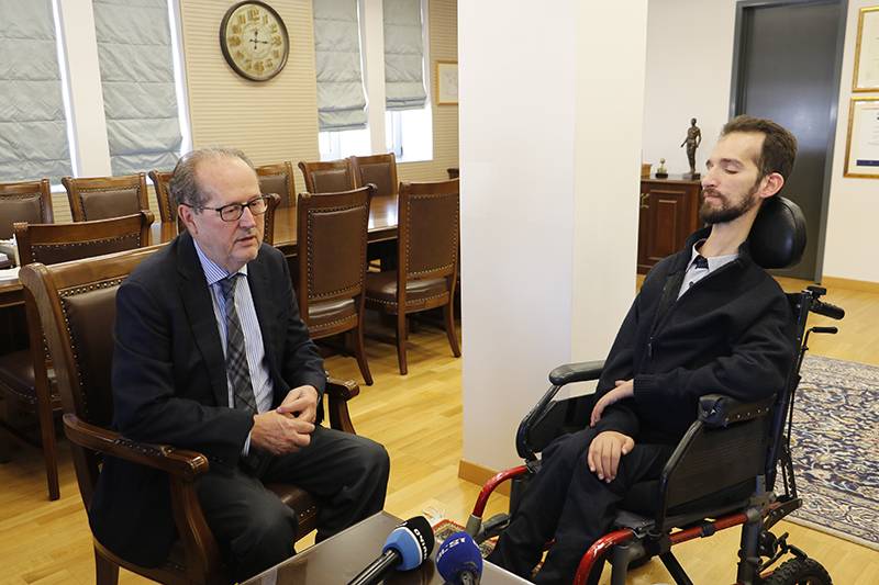 Ο Στ. Κυμπουρόπουλος στο δημαρχείο Καλαμάτας (βίντεο)