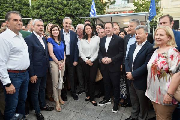 Καλαμάτα: Εγκώμια κεντρικών στελεχών της ΝΔ για Σαμαρά και "ψάρεμα" στα δεξιά του κόμματος τους