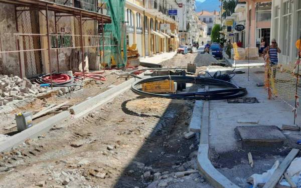 Διαμαρτυρίες επαγγελματιών του κέντρου της Καλαμάτας: Αφησαν σκαμμένη την οδό Κολοκοτρώνη