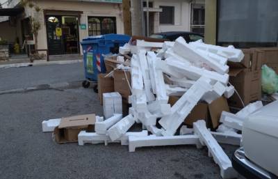 Εύφλεκτα υλικά έξω από κάδους!