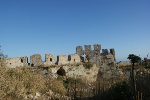 Δώστε τα κάστρα και τα μνημεία σε ιδιώτες
