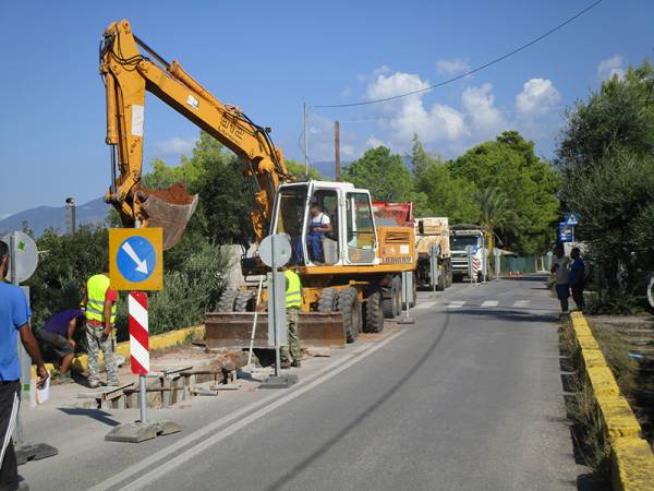 Φτιάχνουν αγωγό για τα νερά στη Μικρή Μαντίνεια (βίντεο)