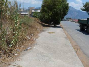 Σκουπίδια στο δρόμο