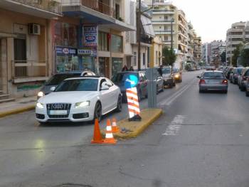 "Γκρέμισε" φανάρι στην Καλαμάτα μετά από τροχαίο!