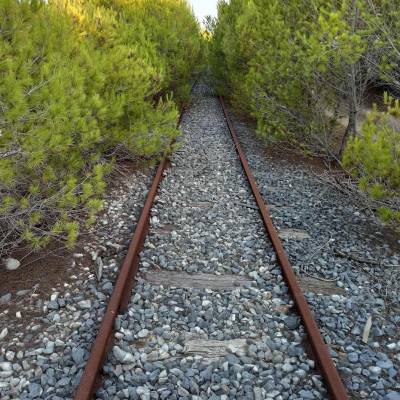 Φτωχοί με αεροδρόμιο χωρίς συγκοινωνία…