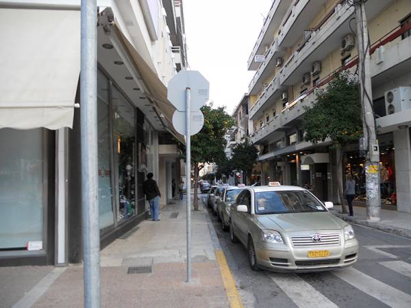 Ταξιτζήδες προσφεύγουν για την απόφαση Τατούλη για το διαγωνισμό μεταφοράς μαθητών