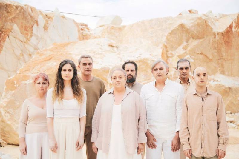 Ο Ακης Σακελλαρίου στην “Ε” για την «Εκάβη» του Ευριπίδη: “Το κυνήγι της υλικής διάστασης υπήρχε πάντα, τροφοδοτώντας όλες τις συγκρούσεις”