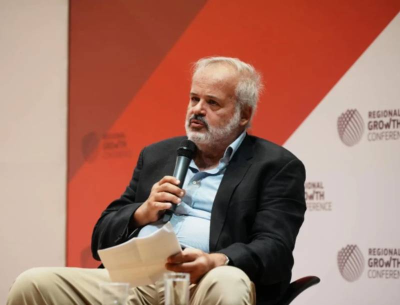 Η αυτοαναφορικότητα του ΠΑΣΟΚ: το στρατηγικό αδιέξοδο που κανείς δεν θέλει να παραδεχτεί