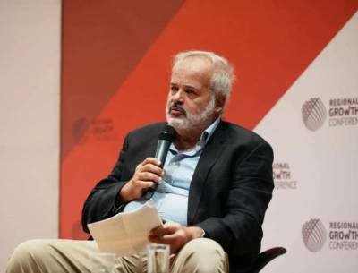 Η αυτοαναφορικότητα του ΠΑΣΟΚ: το στρατηγικό αδιέξοδο που κανείς δεν θέλει να παραδεχτεί