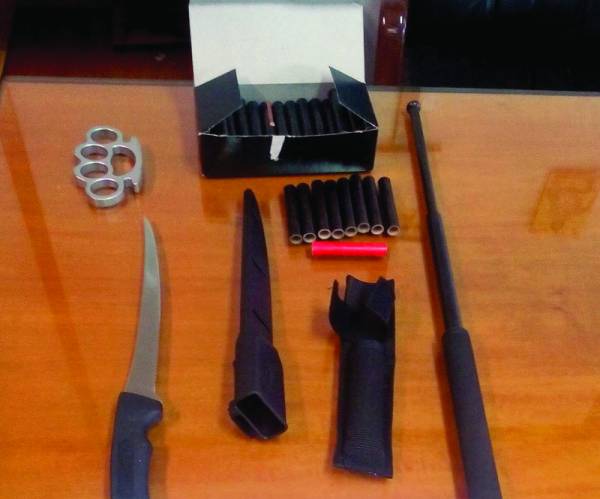 Σύλληψη για μαχαίρι και κροτίδες στη Μεσσήνη