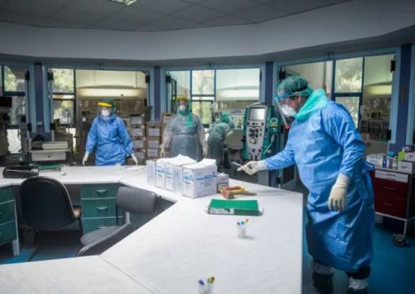 Κόρινθος: 24χρονη γέννησε στο προαύλιο νοσοκομείου - Υγιέστατη μητέρα και βρέφος