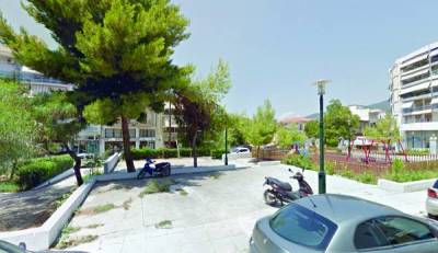 Τραπεζάκια και στην πλατεία Μαυρομιχάλη στην Καλαμάτα