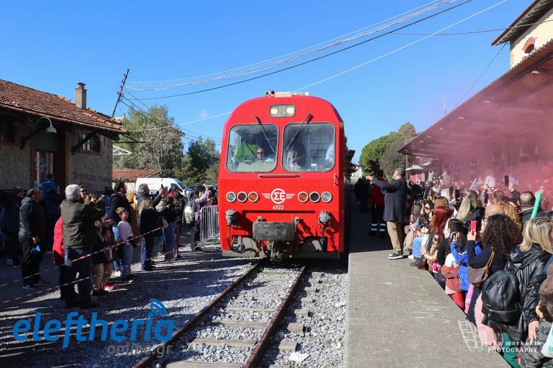 Καλαμάτα: Πλήθος κόσμου κατέκλυσε τον Σιδηροδρομικό Σταθμό για την εορταστική επιστροφή του τρένου (βίντεο-φωτογραφίες)