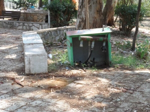 Εικόνες εγκατάλειψης στο Ανατολικό Κέντρο - Ο Δήμος Καλαμάτας "παραδίνει" στους τσιγγάνους τα πάρκα