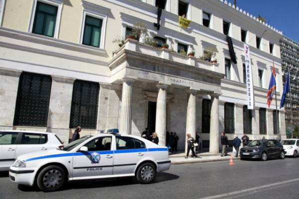 Στο δημαρχείο Αθηναίων εισέβαλε ο "Ρουβίκωνας"