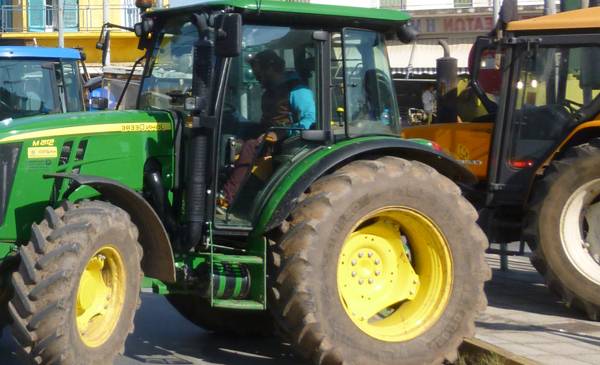 Συγκεντρώνουν τρακτέρ για τον κόμβο του Καλού Νερού