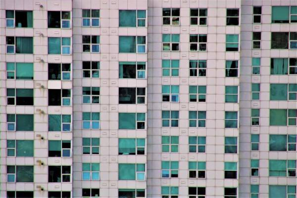 Οι νέοι ένοικοι της δεξιάς πολυκατοικίας