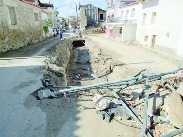 Περιμένουν τον καθαρισμό του ρέματος των Αγίων Θεοδώρων στη Θουρία