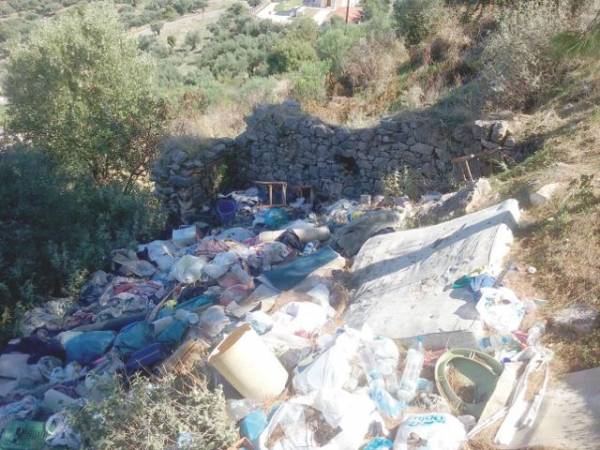 “Χωματερή” πίσω από το Κάστρο της Κυπαρισσίας (φωτογραφίες)