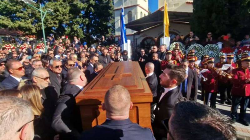 Στο αγαπημένο του Κοκκινοχώρι Καβάλας ετάφη ο Βασίλης Καρράς (βίντεο)