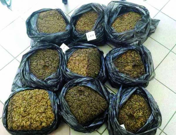 37,6 κιλά χασίς ξεβράστηκαν στην παραλία του Αϊ-Λαγούδη Κυπαρισσίας