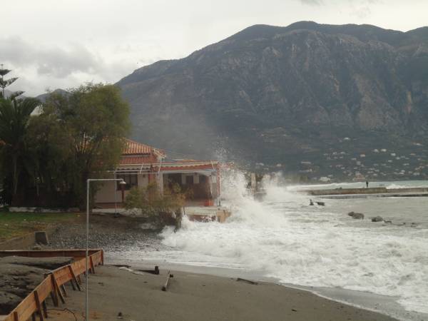Μεγάλα κύματα στην παραλία της Καλαμάτας (φωτογραφίες)