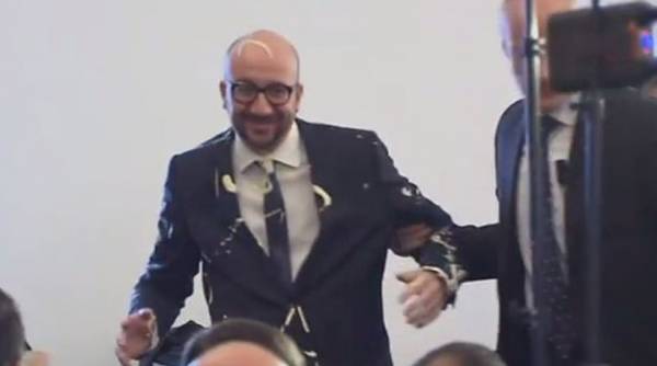 Διαδηλωτές «έλουσαν» με μαγιονέζα Βέλγο βουλευτή (βίντεο)