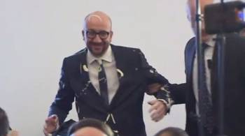 Διαδηλωτές «έλουσαν» με μαγιονέζα Βέλγο βουλευτή (βίντεο)